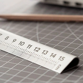 Lorsque la règle est réglée à un angle pratique de 30 degrés